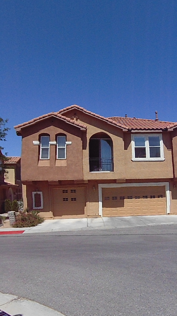 Albuquerque House: 601 Menaul #2301 - 601 Menaul #2301