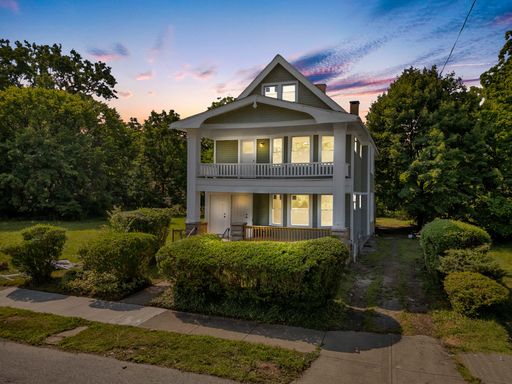 Bright modern Home with Large living Space! – photo 1