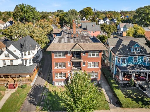 Modern Living at Brookside Manor! Beauty and Style – photo 1