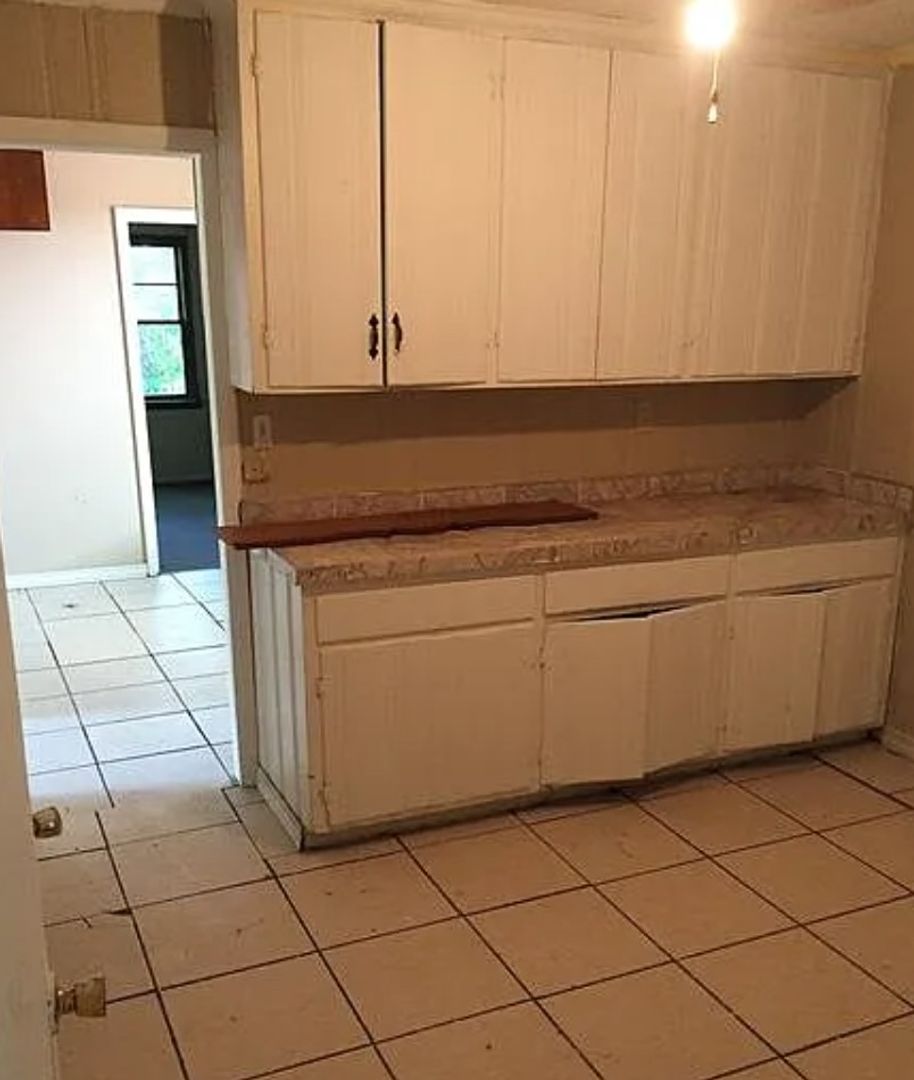 Montgomery House: 3373 S Hull St