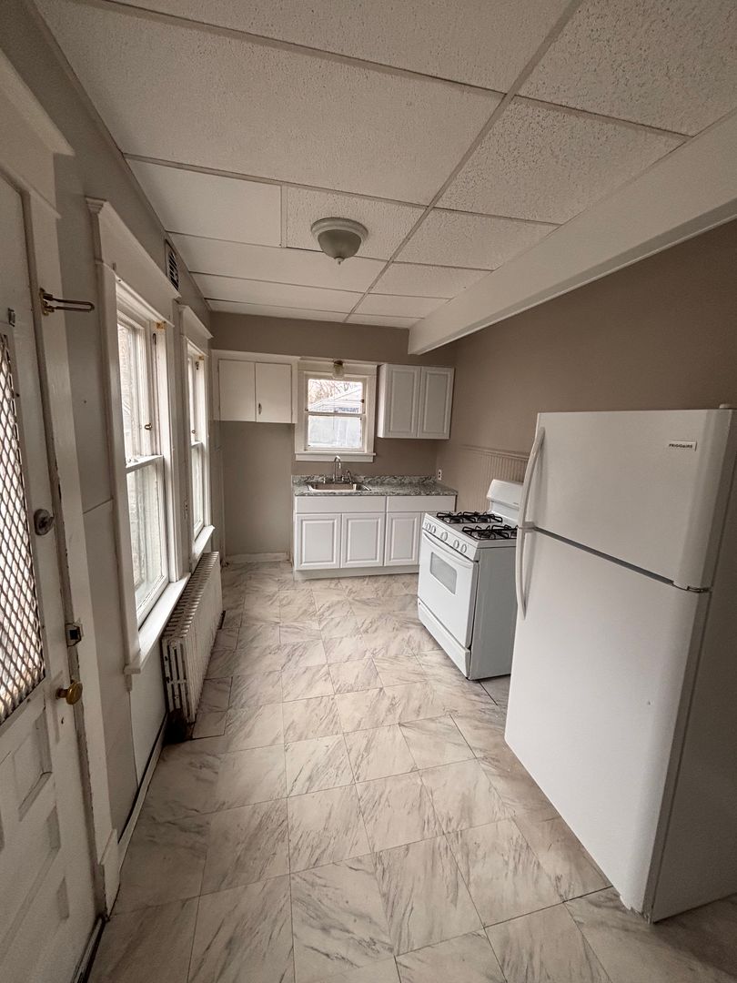 Buffalo Apartment: 1558 Elmwood