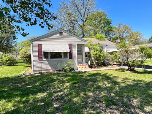 Now available! 2bedroom 1 bathroom with garage – photo 1
