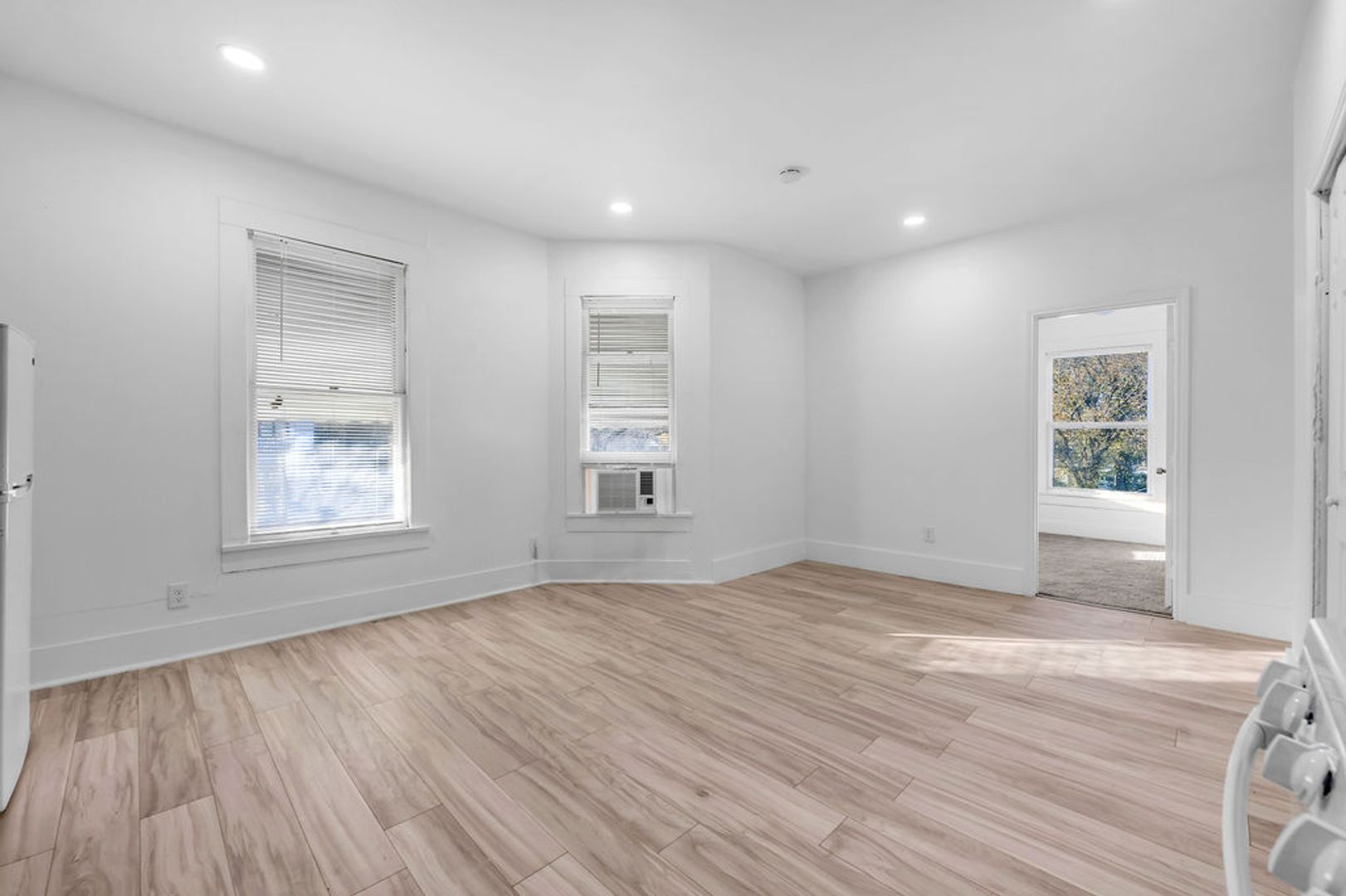 526 W Munson 5 of 12