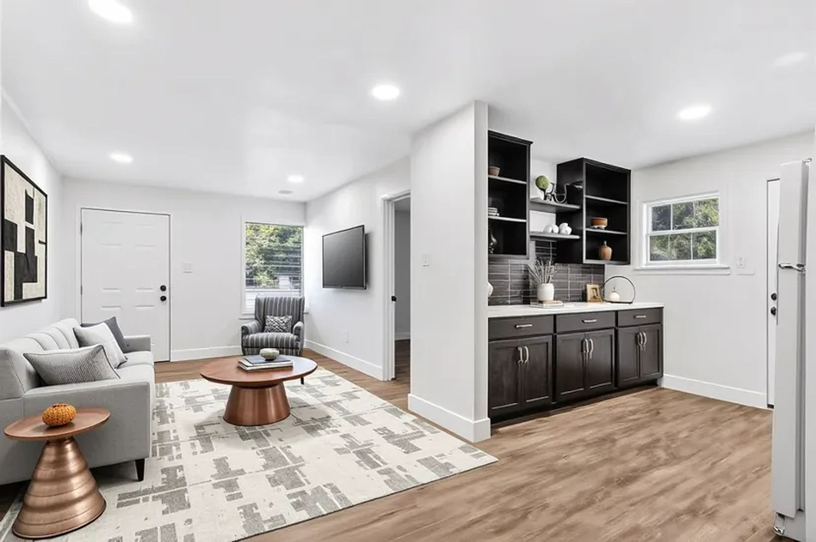 Charming 2 Bed / 1 Bath Duplex with Backyard