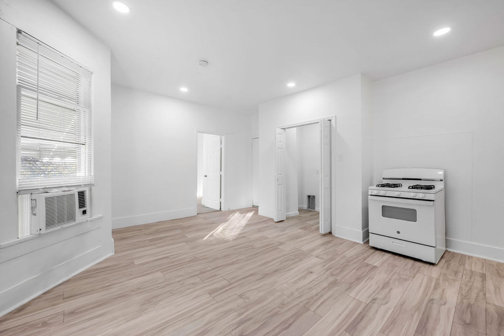 526 W Munson 6 of 12