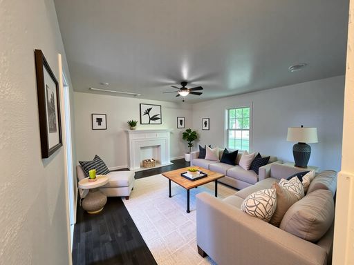 Newly renovated duplex in the heart of Kaufman! A charming 2-bedroom, 1-bath apartment