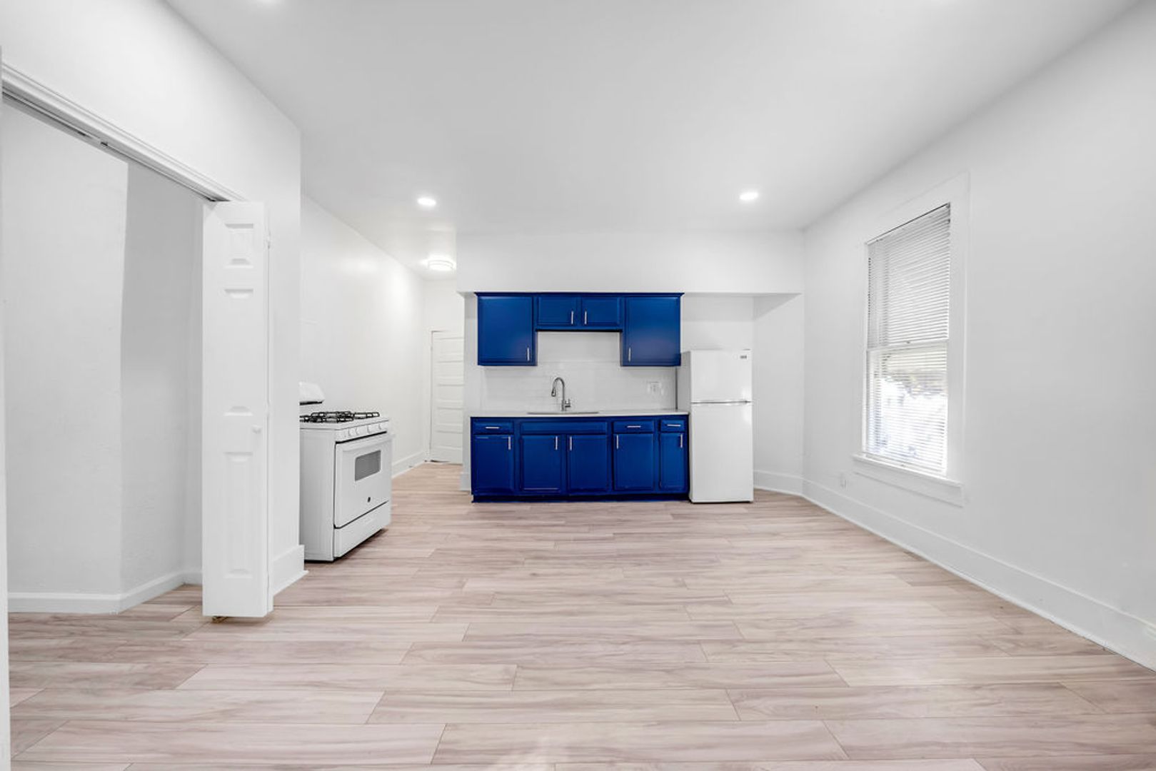 526 W Munson 10 of 12