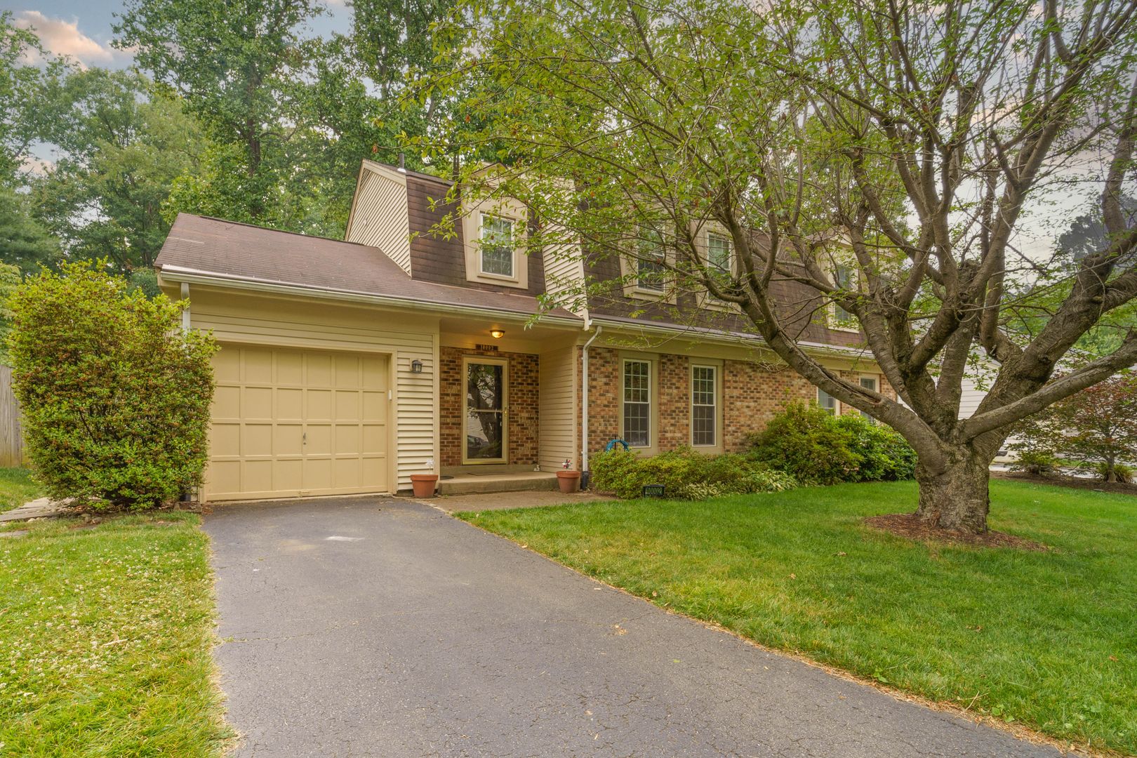 Burke Townhome: 10002 Hemlock Woods Ln