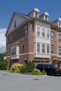 4 Bed 3 Full 2 Half Bath Townhome in Travilah Station – photo 1
