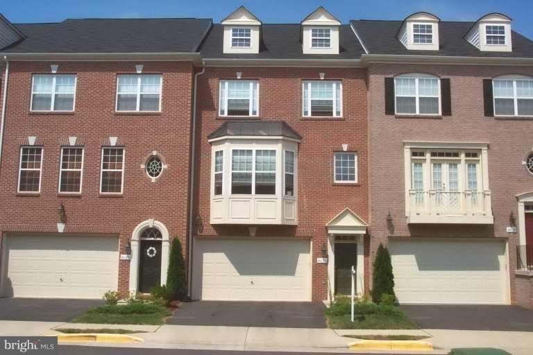 Fairfax House: 4631 Carisbrooke Ln