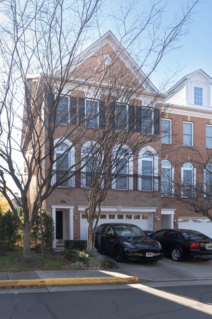 Fairfax Condo: 11453 Galliec St