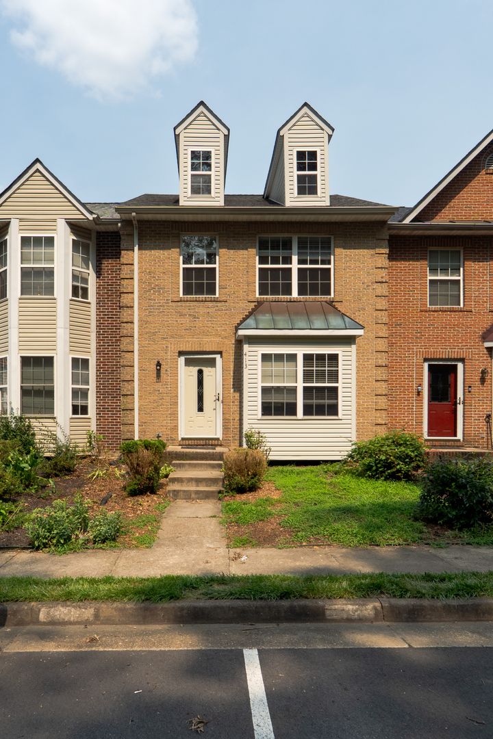 Stafford Townhome: 413 Lakeview Ct