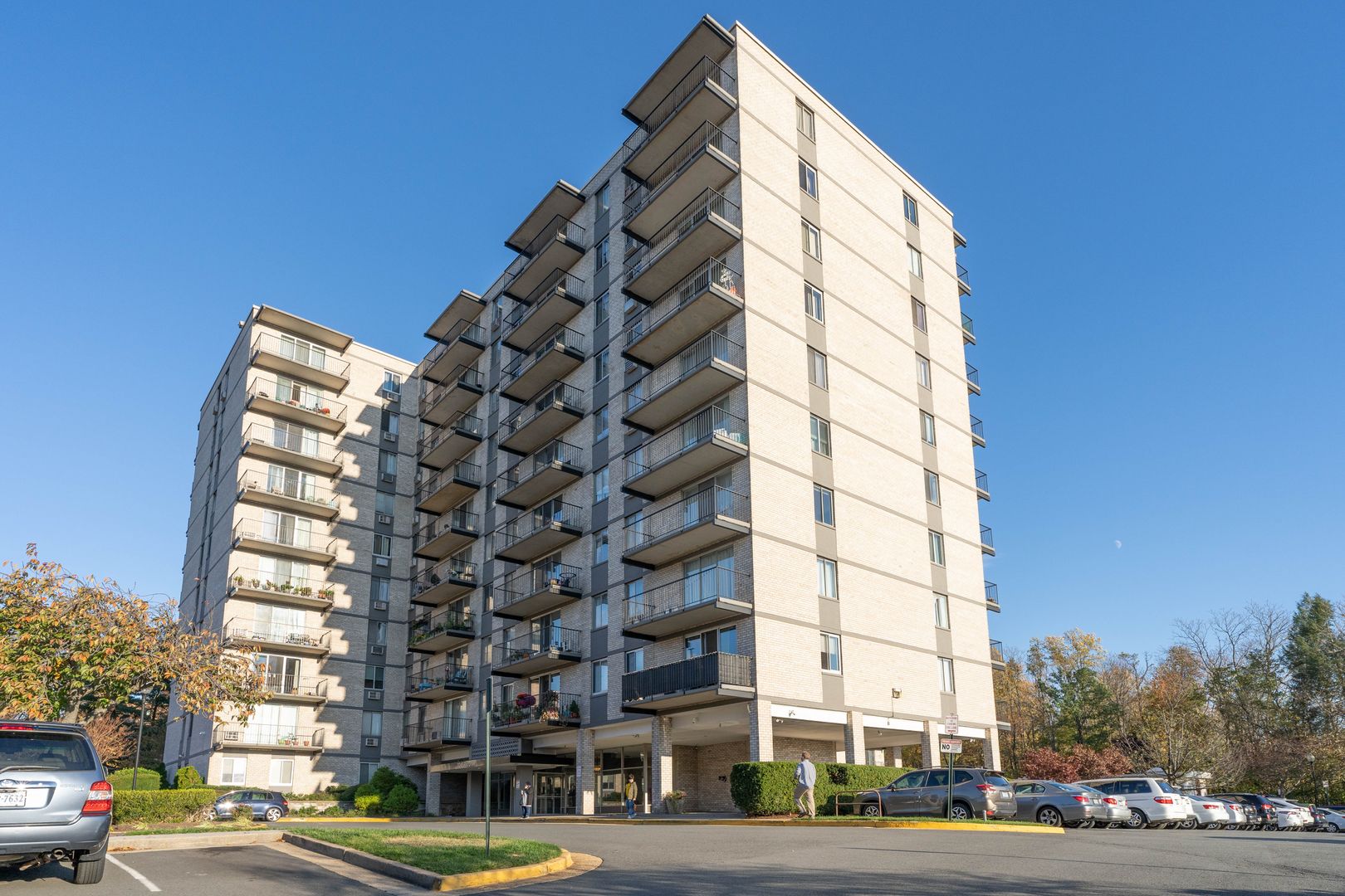 Falls Church House: 3245 Rio Dr . #812