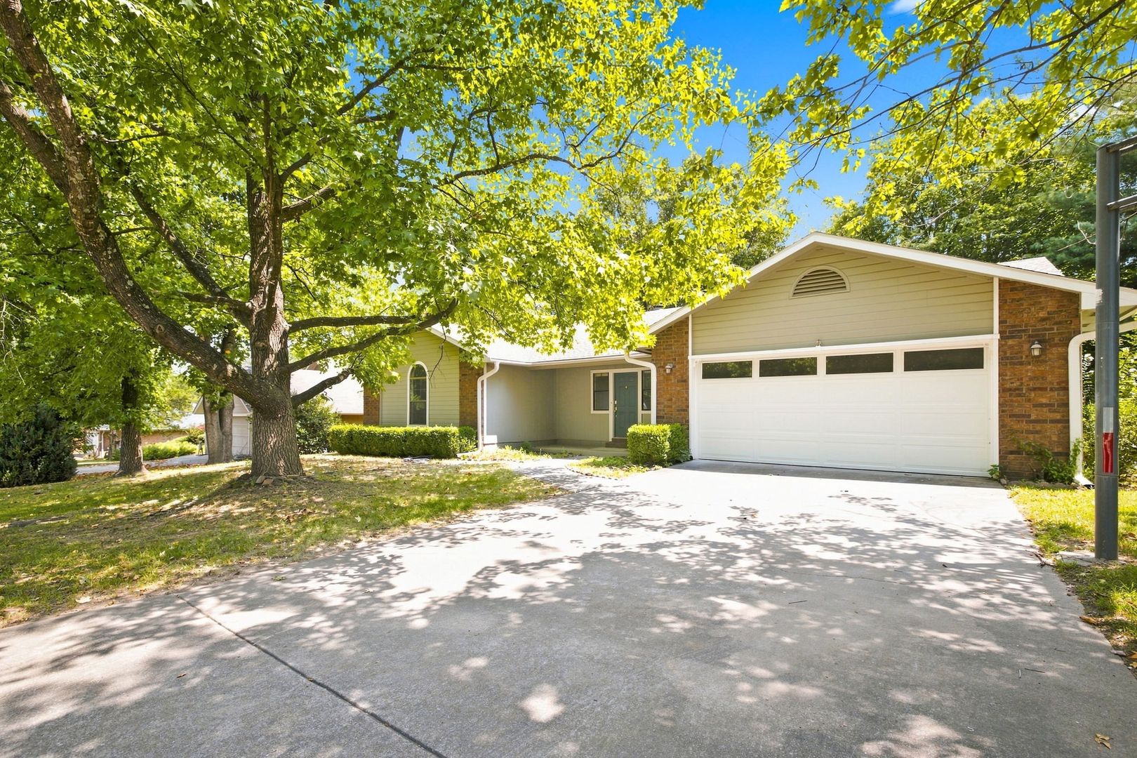 Fayetteville House: 2457 E Ferguson Ave