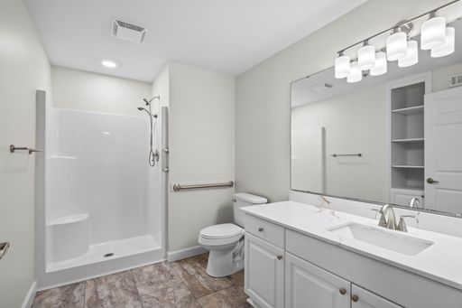 Modern 1 Bed / 1 Bath-656 square feet