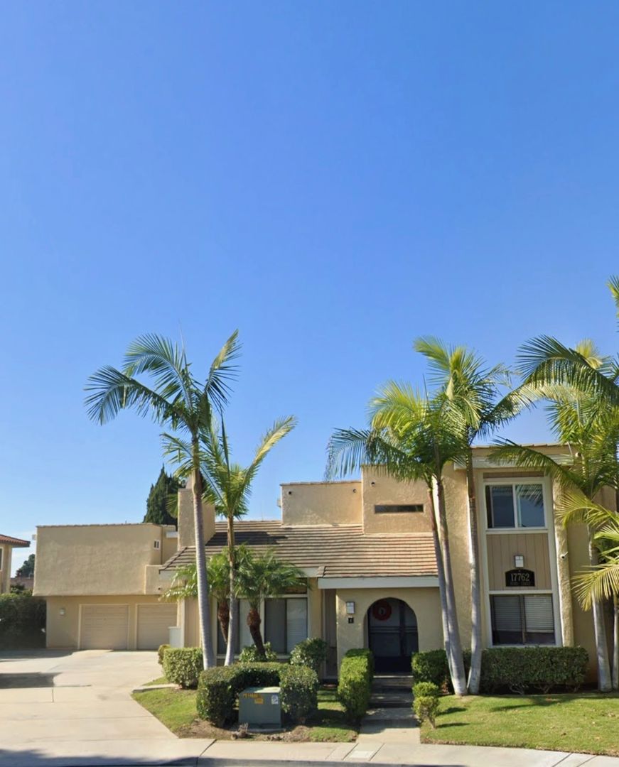 Huntington Beach Apartment: 17762 Paseo Circle #C
