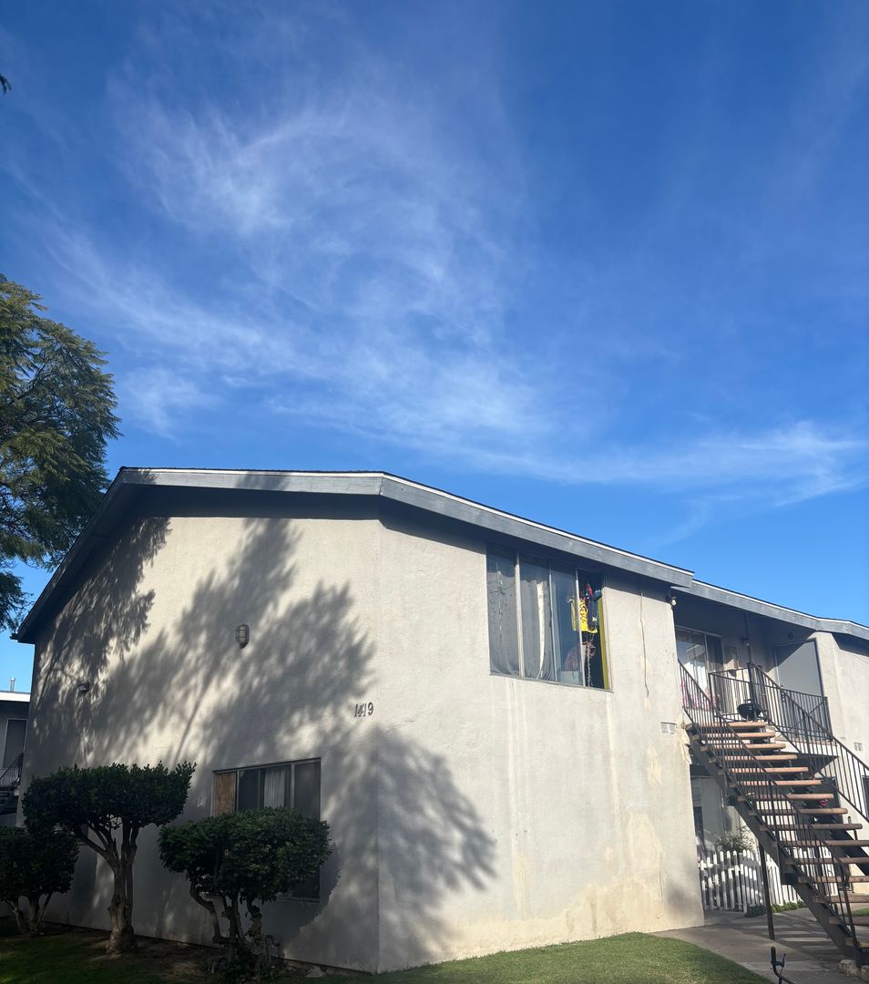 Santa Ana Apartment: 1414-1434 S. Raitt St. and 1419 S. Townsend St.