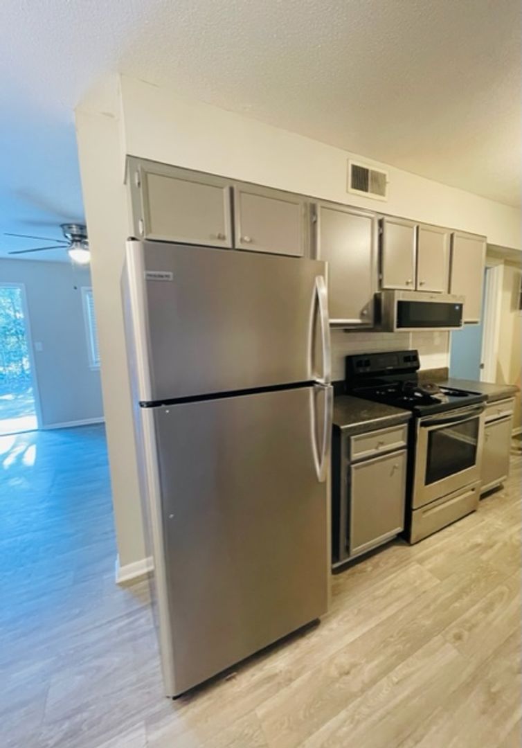 Fayetteville Apartment: 412 Oakridge Ave