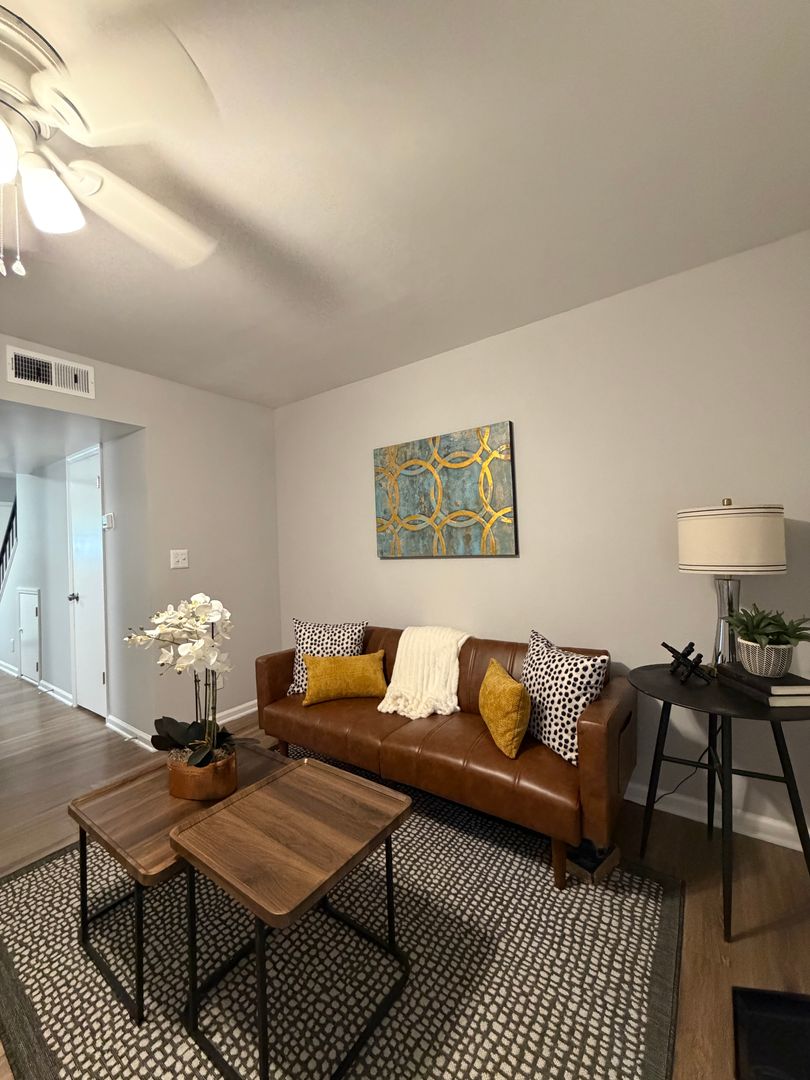 Concord Townhome: 260 Brookwood Ave