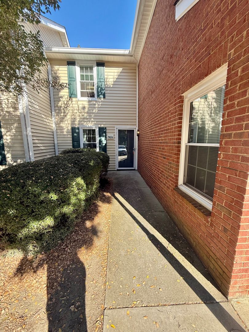 Charlotte House: 9454 S Vicksburg Park Ct