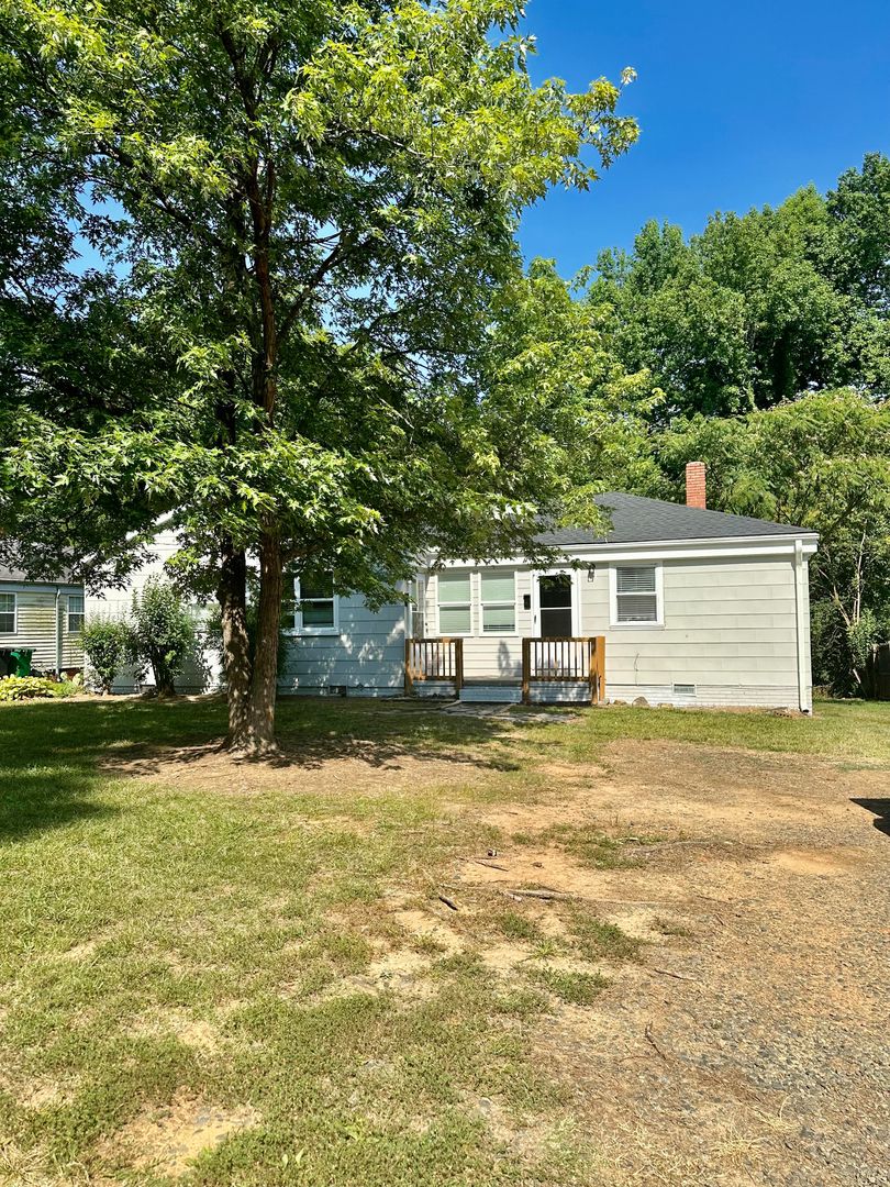 Charlotte Apartment: 1825/1827 Academy Street