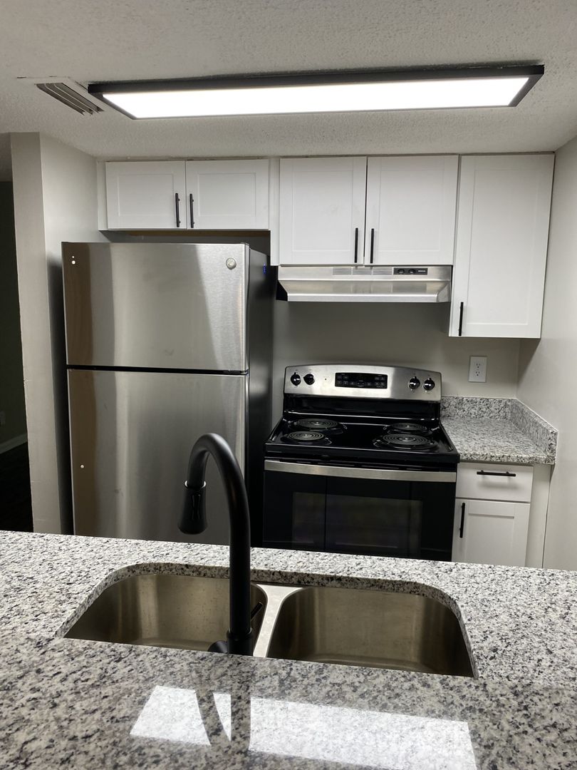 Concord Townhome: 260 Brookwood Ave