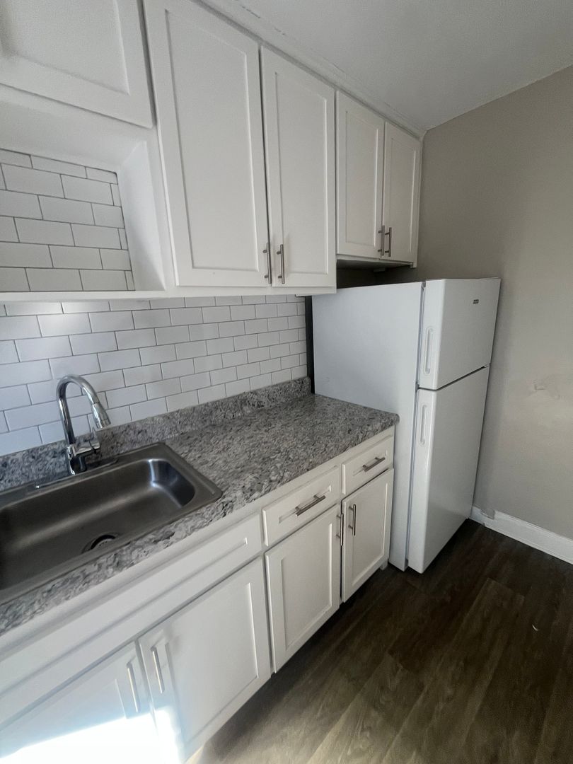 Fayetteville Apartment: 1107 W Rowan St