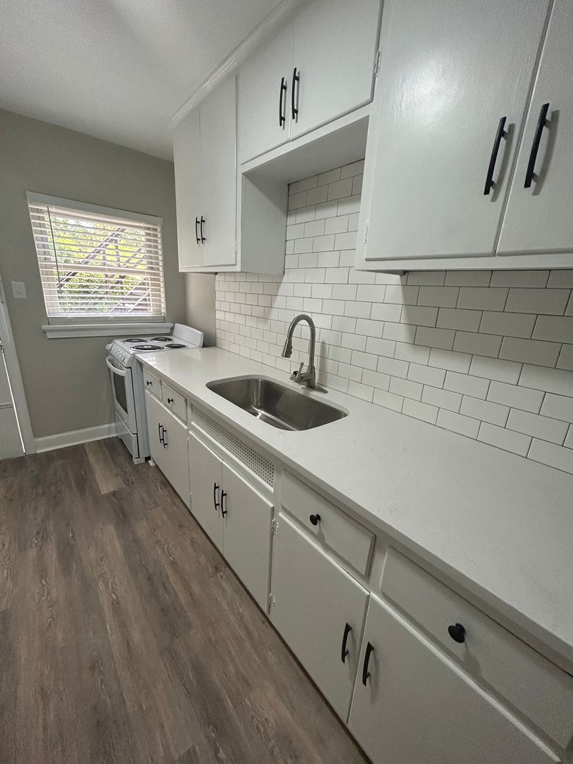 Fayetteville Apartment: 1107 W Rowan St