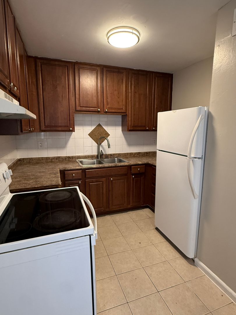 Charlotte Apartment: 5822 Cedars East Ct