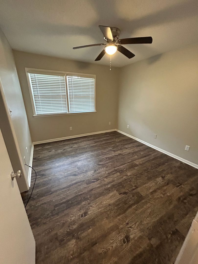 Fayetteville Apartment: 412 Oakridge Ave