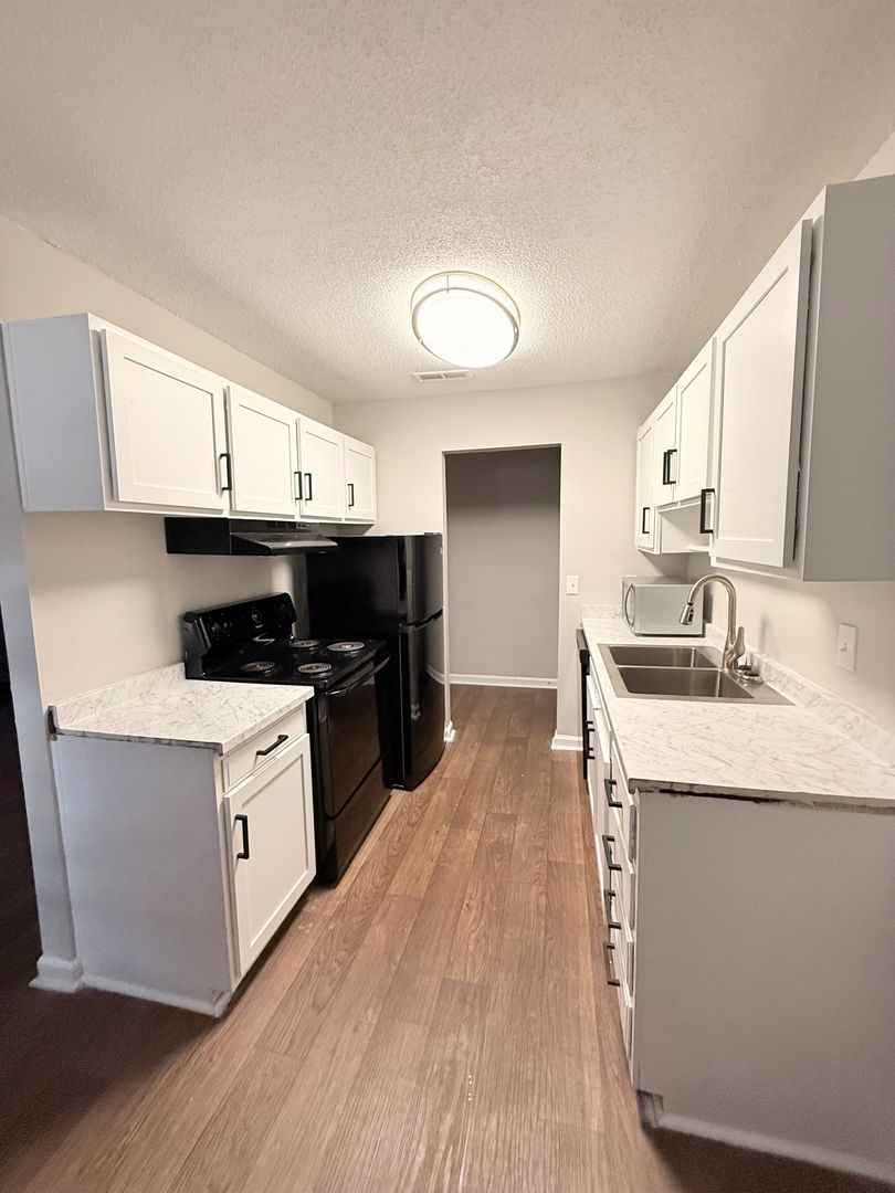 Hanahan Apartment: 1100 River Road