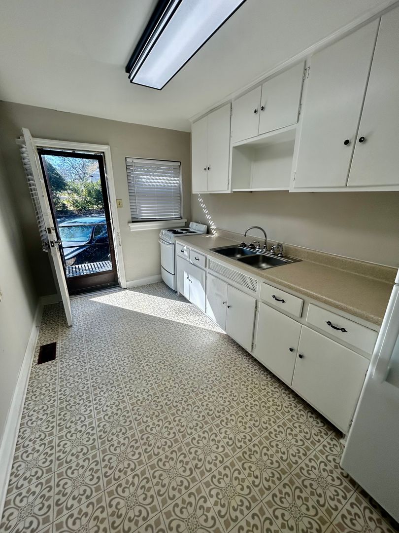 Fayetteville Apartment: 1107 W Rowan St