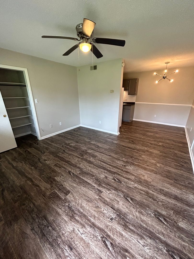 Fayetteville Apartment: 412 Oakridge Ave