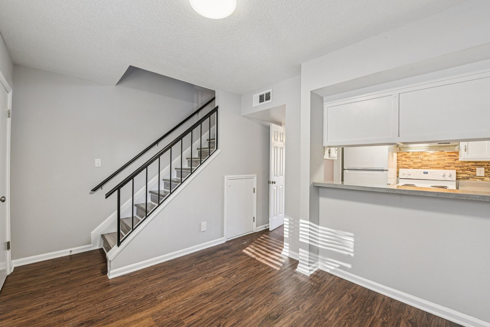 Concord Apartment: 260 Brookwood Ave