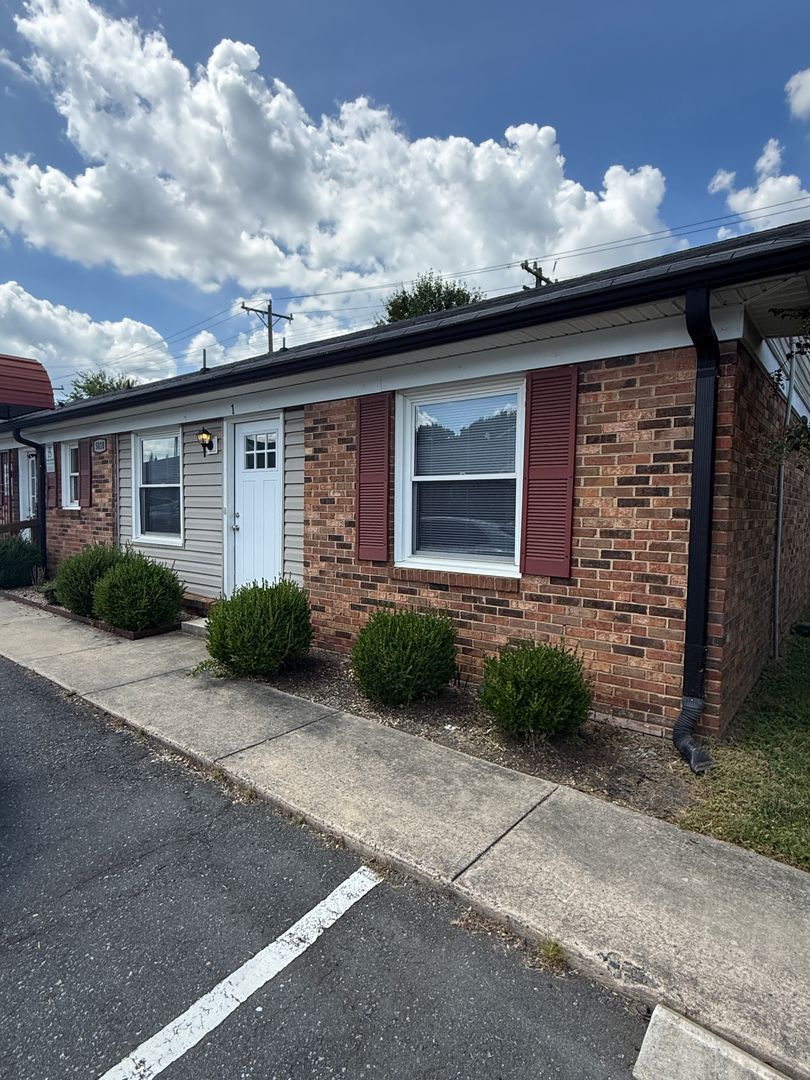 Charlotte Apartment: 5822 Cedars East Ct