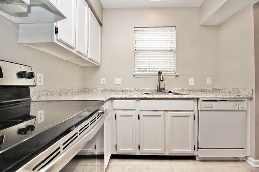 Newly Renovated SouthPark Townhome for Immediate Lease! – photo 1
