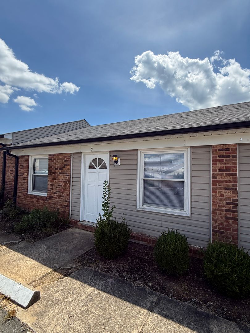 Charlotte Apartment: 5822 Cedars East Ct