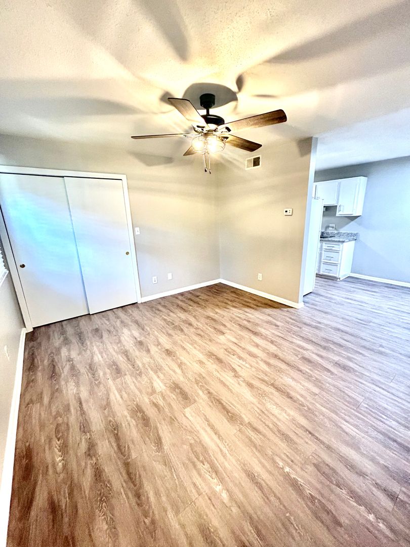 Fayetteville Apartment: 412 Oakridge Ave