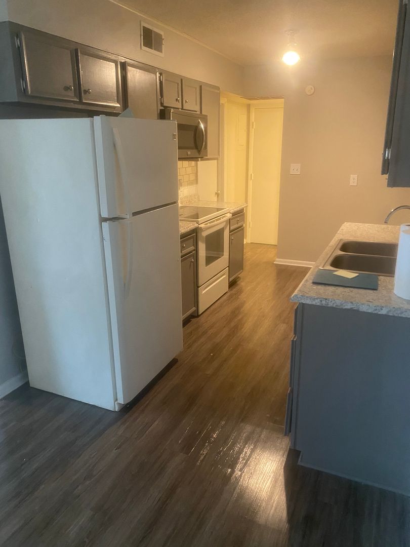 Fayetteville Apartment: 412 Oakridge Ave