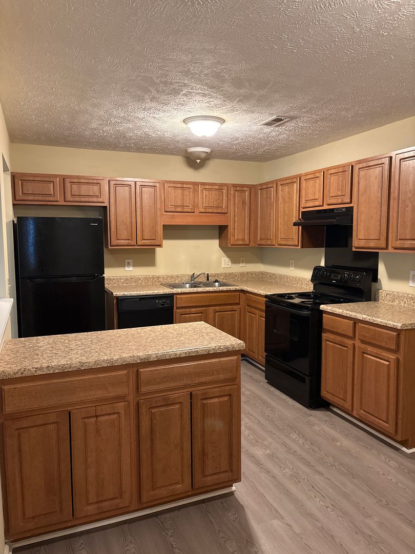 Clinton Apartment: 100 Houser Circle