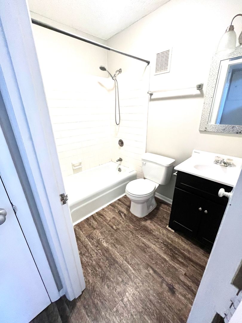 Fayetteville Apartment: 412 Oakridge Ave