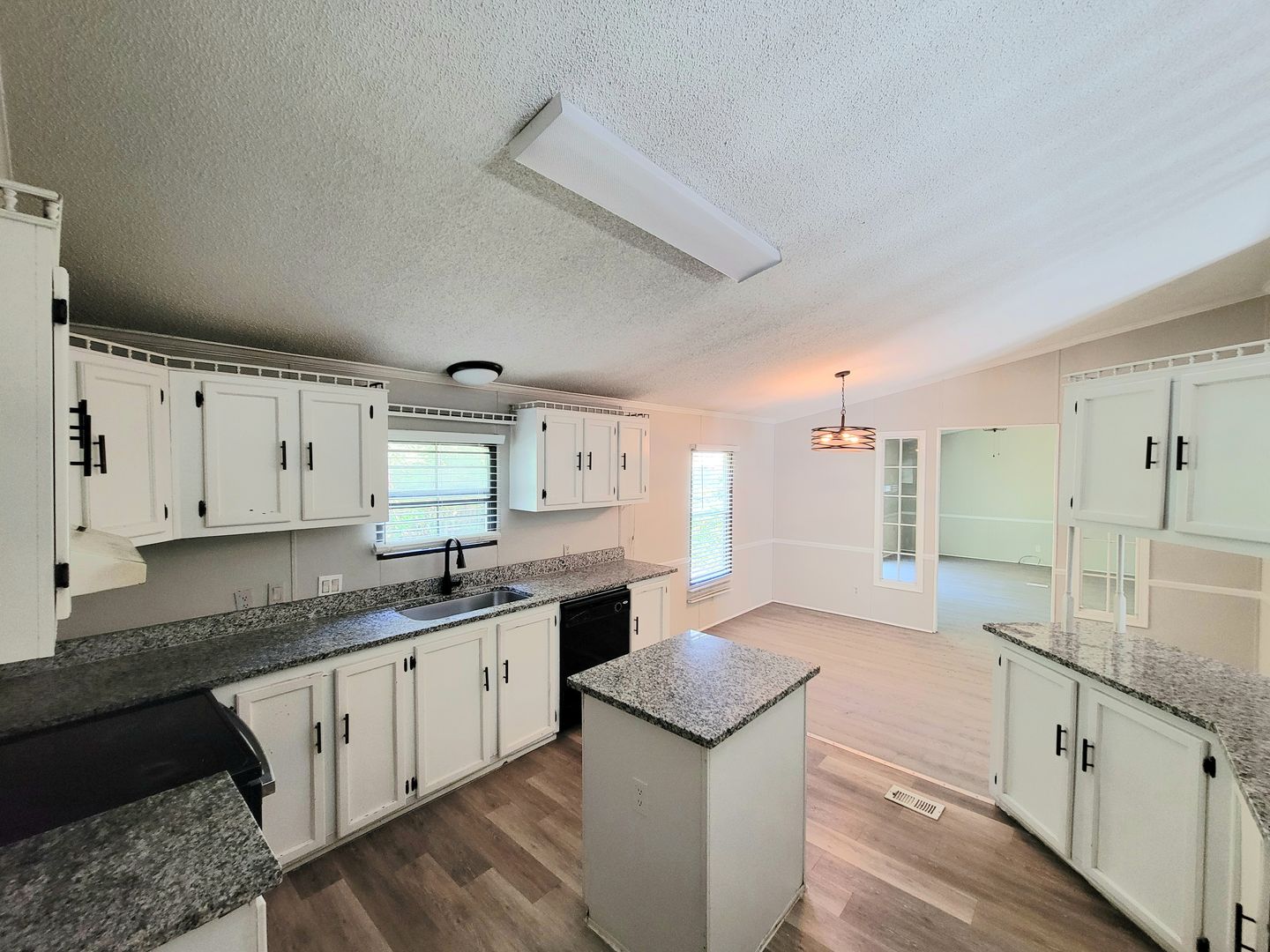 Charlotte House: 3724 Huntlynn Rd