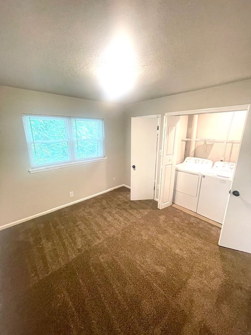 Concord Apartment: 260 Brookwood Ave