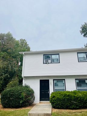 Prime Location, Stunning Townhome! – photo 1