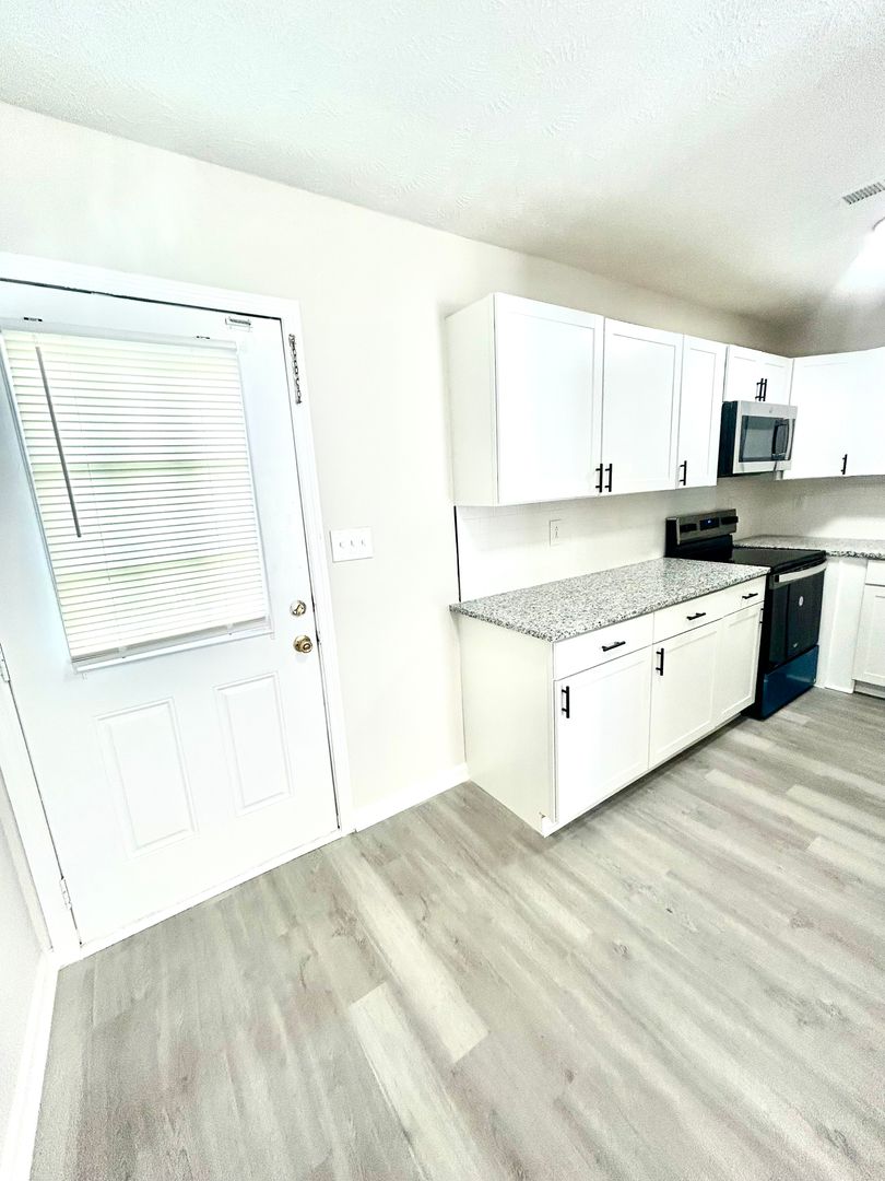 Fayetteville Apartment: Elcone Dr