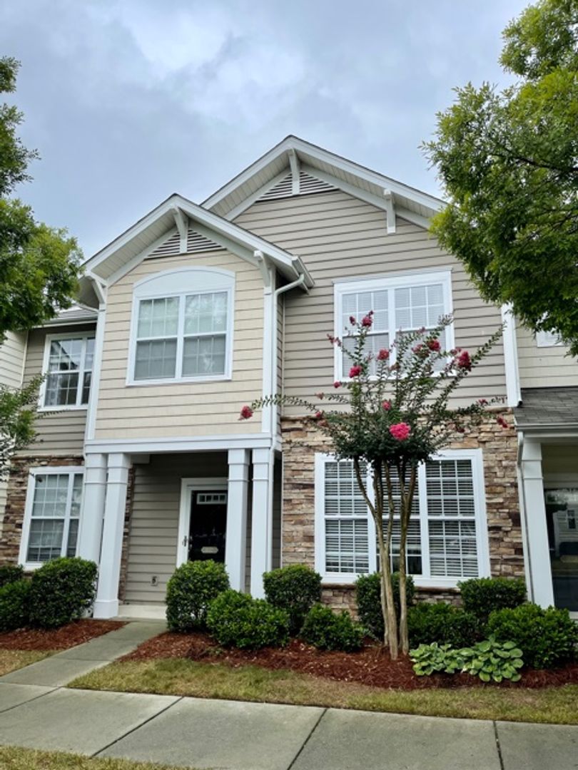 Matthews House: 1032 Tabard Lane