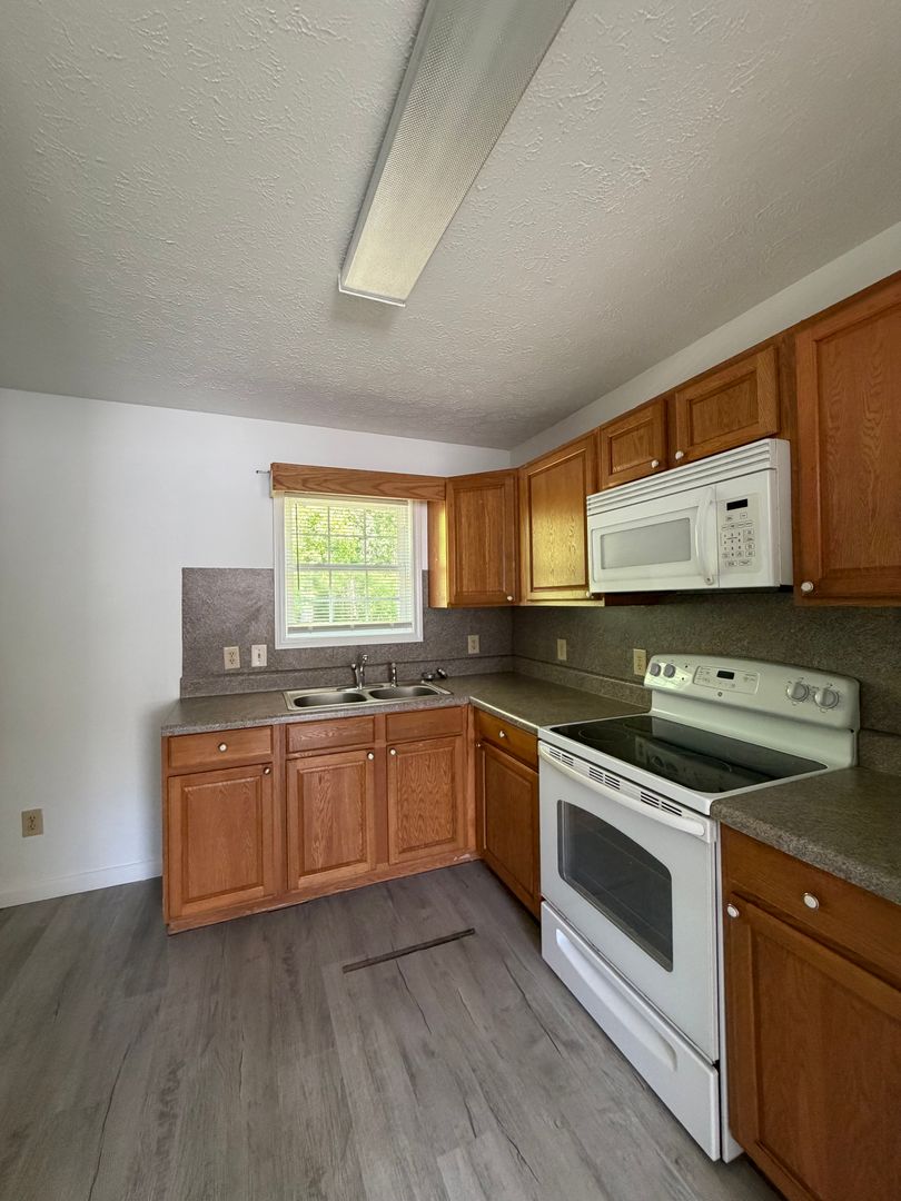 Dallas Apartment: 103 Mindy Lane