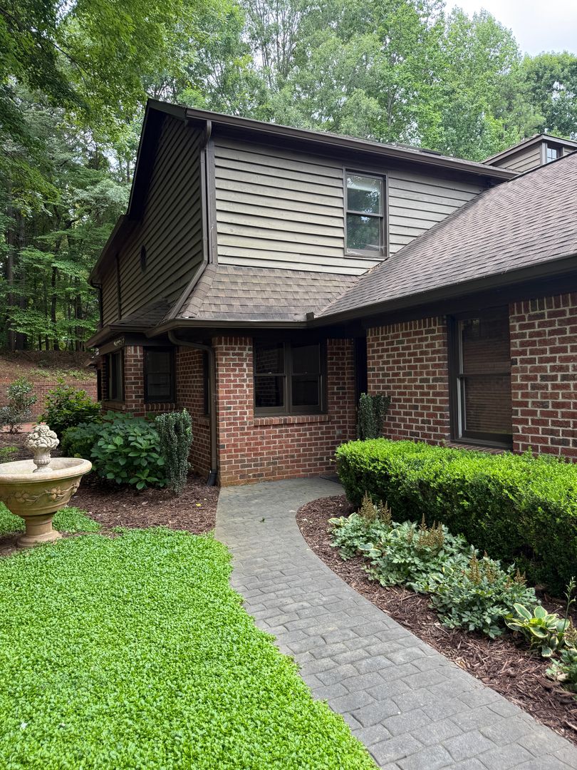 Charlotte House: 7434 Newmans Ln