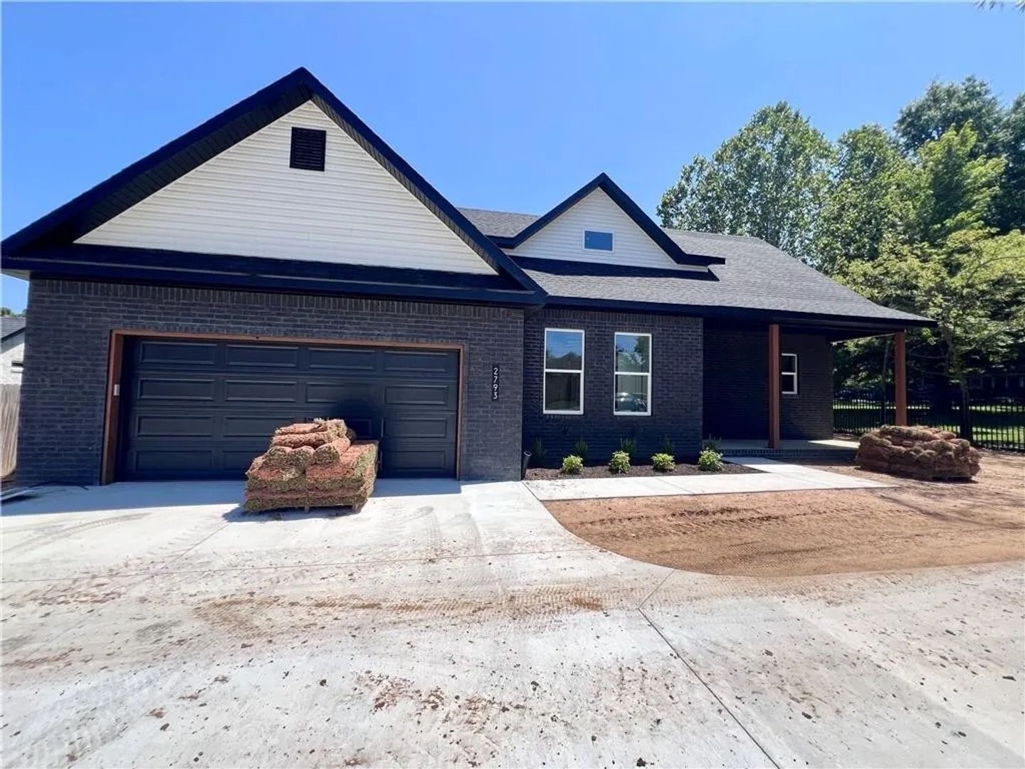 Fayetteville House: 2793 E Whippoorwill Ln