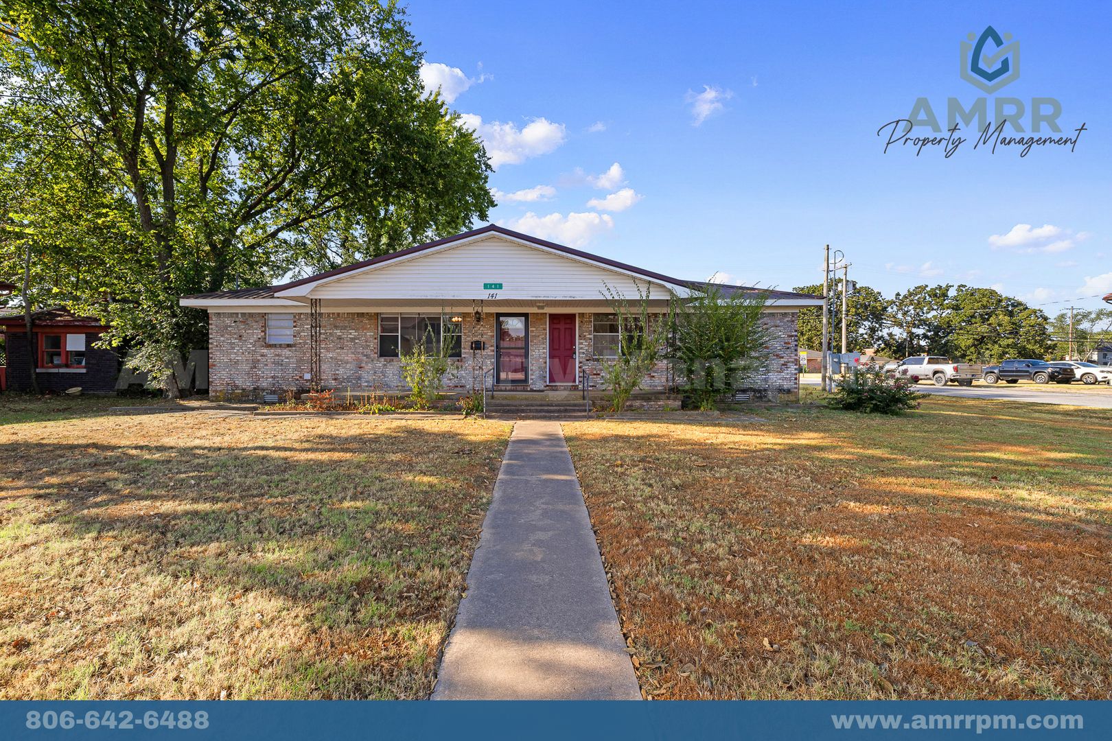 Gentry House: 141 W Main St